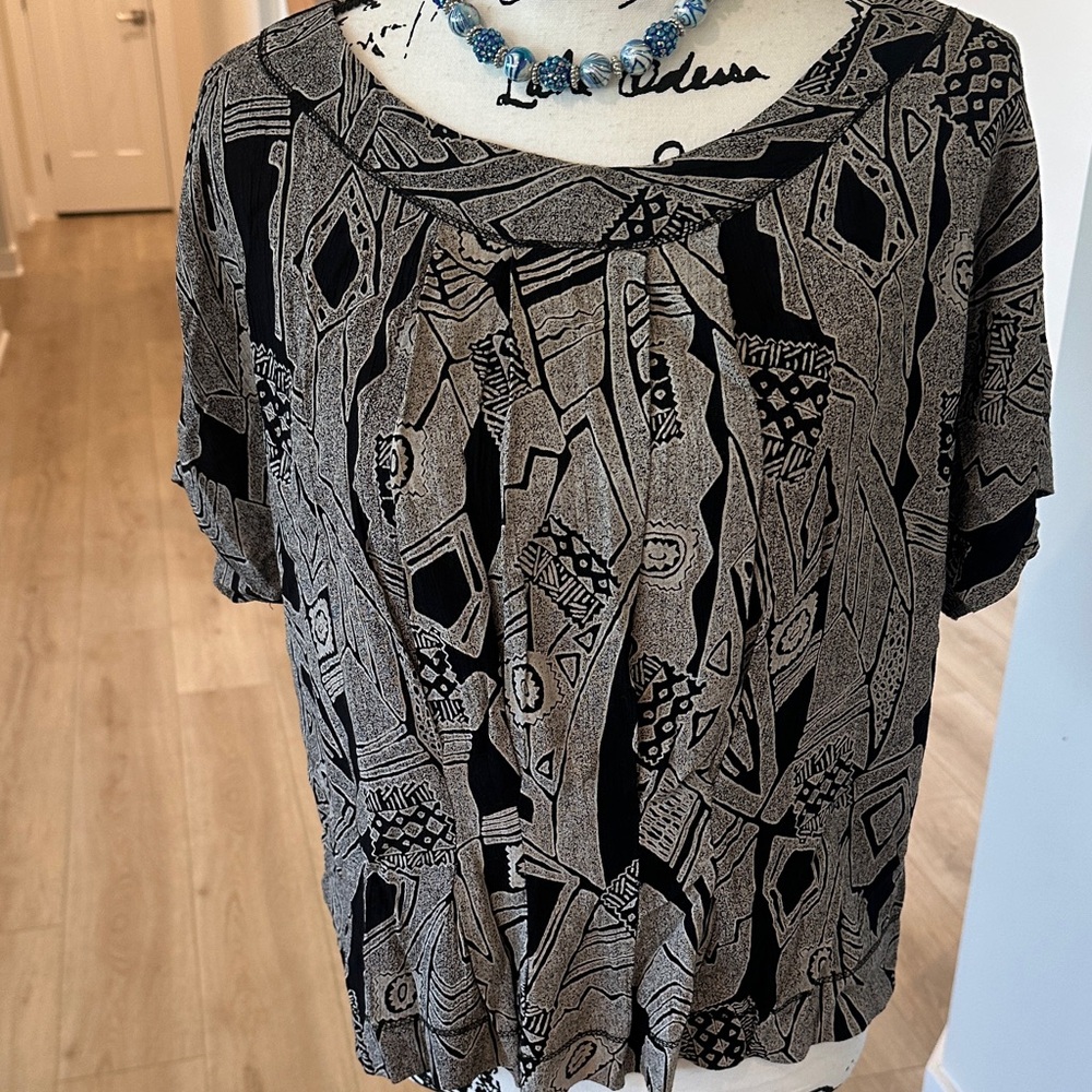 Black and Gray Geometric Women's Blouse SIZE MEDIUM-8